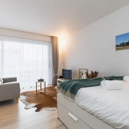 Luminous, Trendy Renovated Flat Right Around The Corner Of The Beach Apartment *