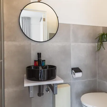 Luminous, Trendy Renovated Flat Right Around The Corner Of The Beach