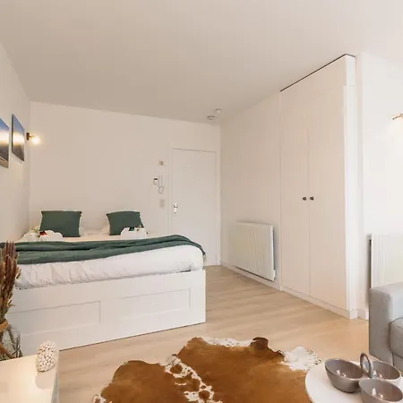 Luminous, Trendy Renovated Flat Right Around The Corner Of The Beach *