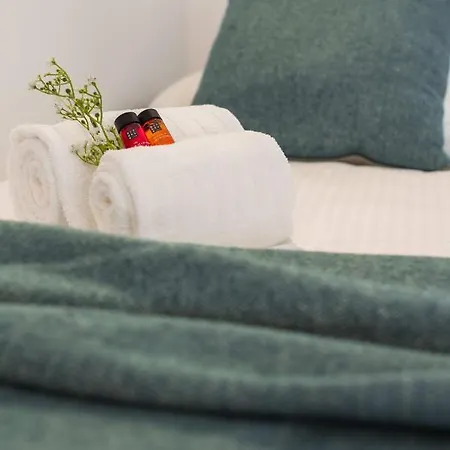 Luminous, Trendy Renovated Flat Right Around The Corner Of The Beach 아파트 *