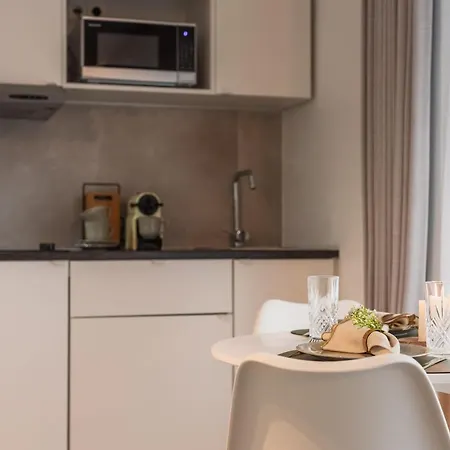 Luminous, Trendy Renovated Flat Right Around The Corner Of The Beach *