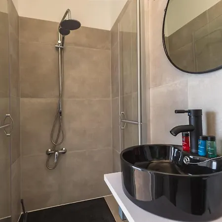 Apartment Luminous, Trendy Renovated Flat Right Around The Corner Of The Beach *